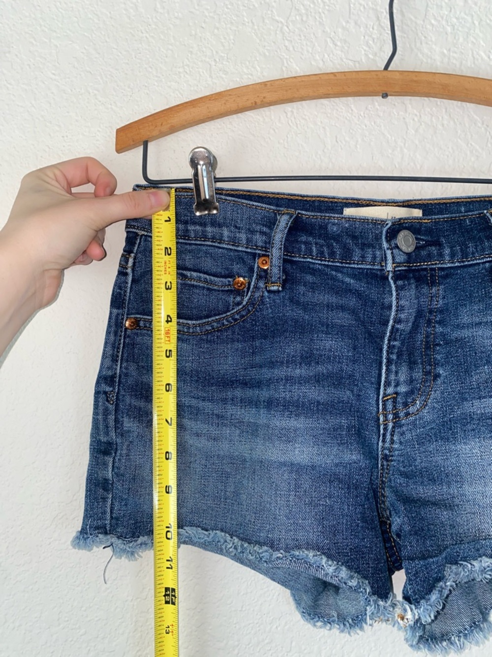 🛍️GAP 3” denim jean shorts! - Picture 7 of 9